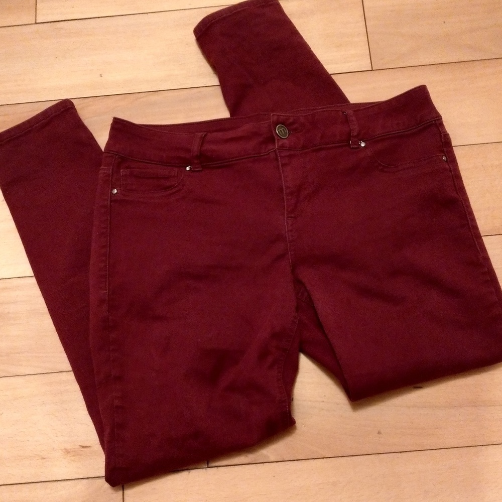 🔛Maurices deep plum/burgundy jegging